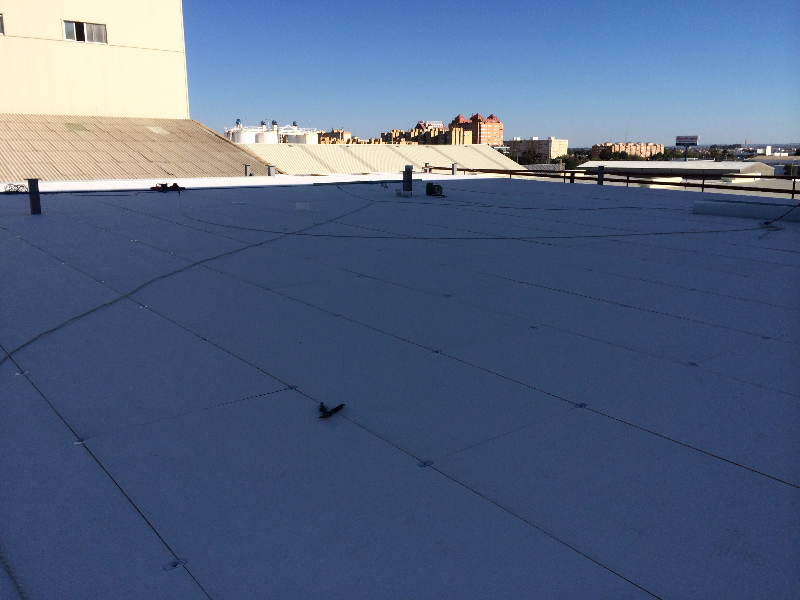 Cubierta deck en la obra del nuevo labotorio de Persán en Sevilla.