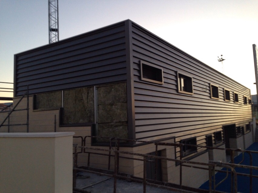 Obra de revestimiento de la fachada del polideportivo de Baza.