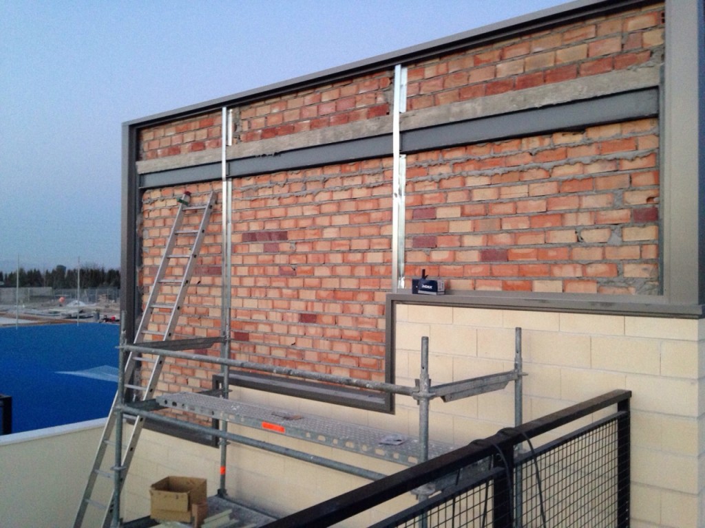 Fachada del polideportivo de Baza. Obra de revestimiento por Cubiertas Diansa.