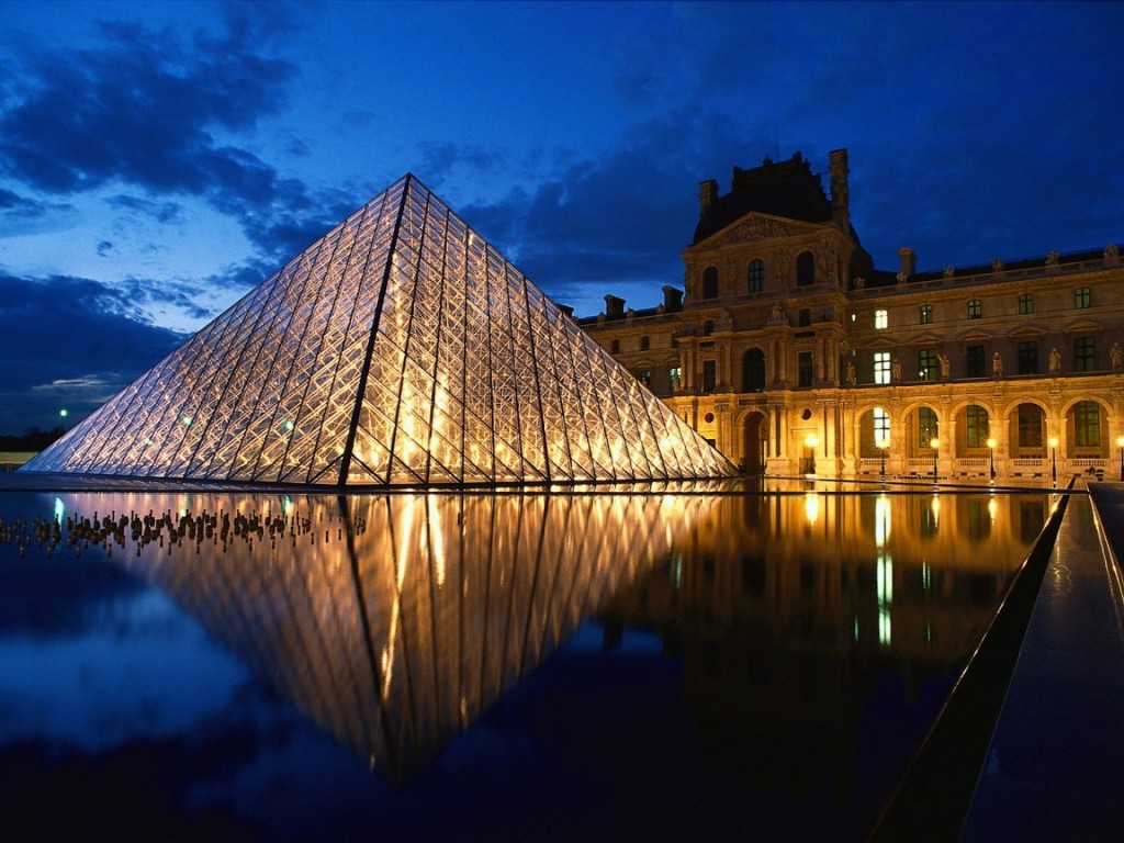 Arquitectura y fachada de la piramide del louvre