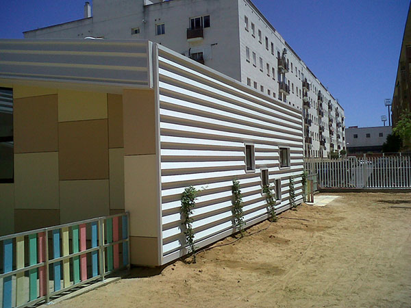 Fachada de chapa de escuela infantil de Isla Cristina