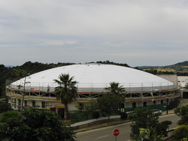 Rehabilitación de cubiertas incluido el desmontaje de la plaza de toros de El Bosque