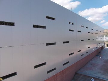 Fachada de panel del Polideportivo de Antequera