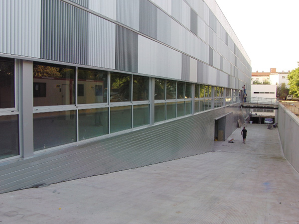 Fachada de chapa de la sede de policía autonómica