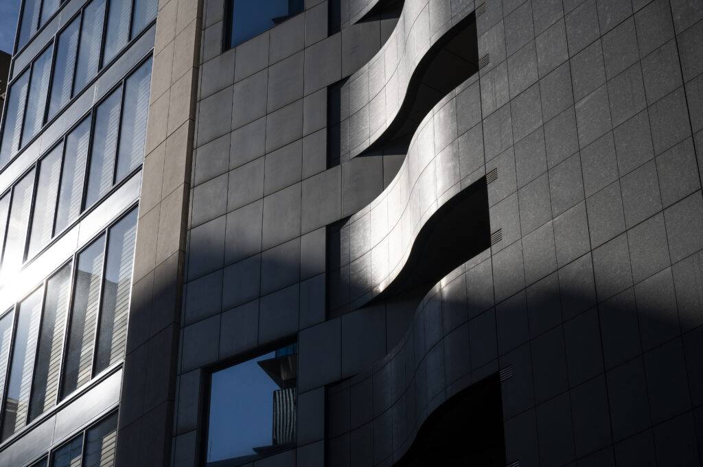 Abstract City Building Shadows 1 1024x681 diseño de fachada duradera